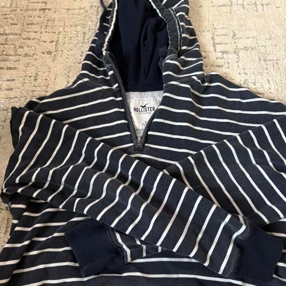 Hollister-co Women's Navy and Blue Sweatshirt